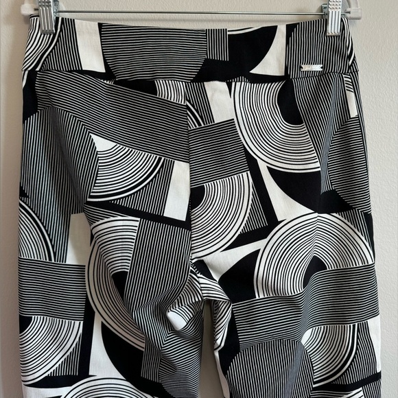 NWOT Joseph Ribkoff White Black Geometric Print
Millennium Cropped Pants Size 12 - Picture 4 of 7